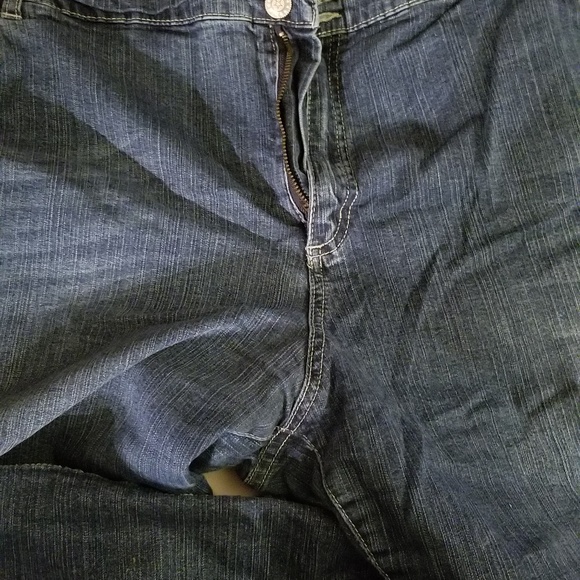 Nice shape fitting jeans with boot-wide leg jeans. - Picture 2 of 3